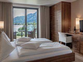 Hotelzimmer im modernen Design mit vielen Holzelementen und Balkon