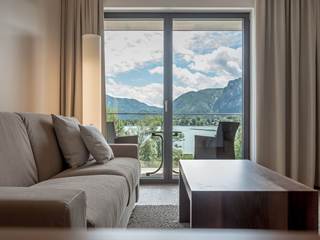 Sitzecke im Hotelzimmer mit Balkon mit Bick auf den See