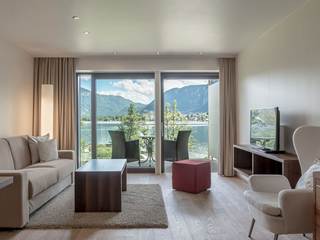 Sitzecke im Hotelzimmer mit Balkon mit Bick auf den See