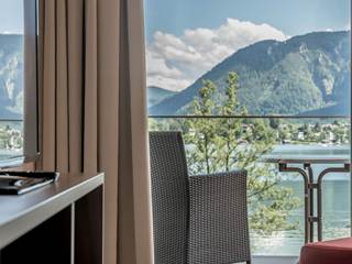 Aussicht vom Hotelzimmer auf den Balkon und den See